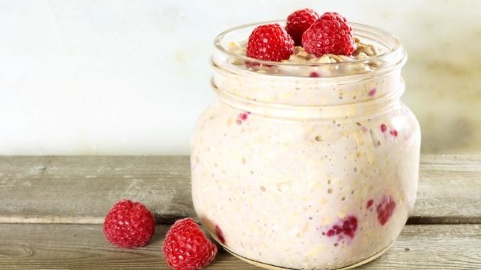 breakfast oats with raspberries