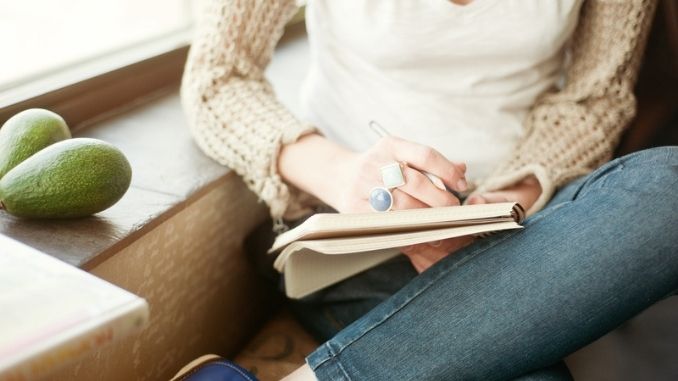 food-blogger-writing